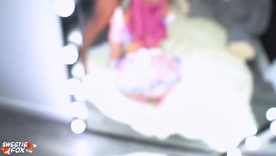 Косплеерша с розовыми волосами далеко заходит