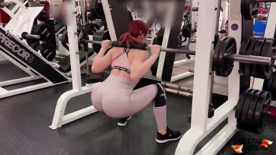 На ее спортивную попку невозможно было смотреть равнодушно