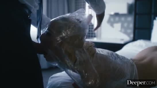 Обмотал девку пищевой пленкой и смачно отодрал