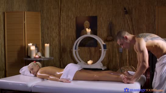 Массажист порадовал пациентку большим членом