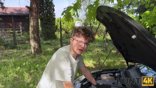 За деньги блондиночке пришлось сделать парня куколдом