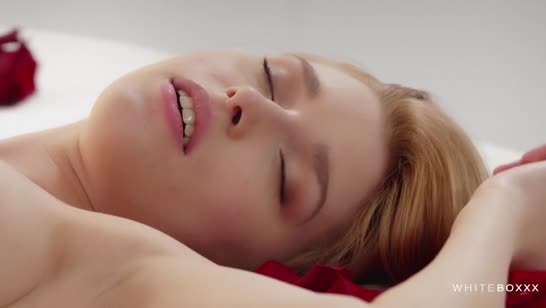 Молодую деваху нежно чпокают среди лепестков роз