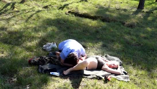 Парочка отправилась на пикник и решила перепихнуться в лесу