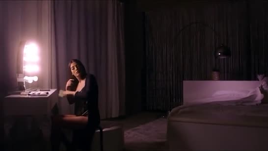 Девочка променяла своих друзей на порнуху с угольком