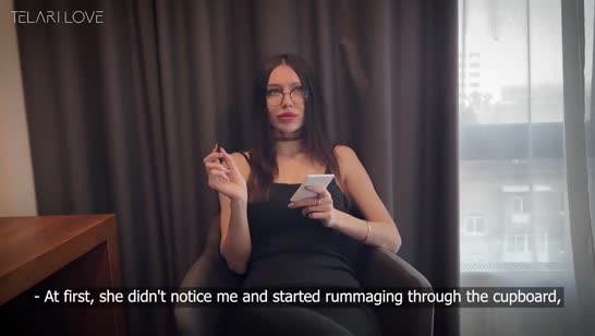 Очкастую шлюшку паренек бодро приходует перед камерой