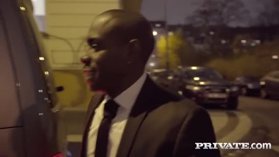 Представительная блонди Victoria Pure положила глаз на водителя